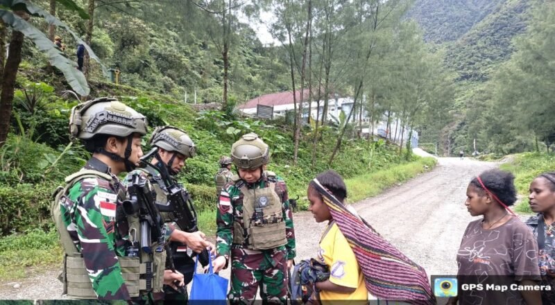 Satgas Yonif 611/Awang Long, Melaksanakan Jum’at Berkah Pererat Hubungan TNI dan Masyarakat Mimika