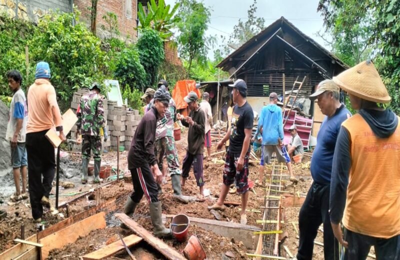 Sinergi Babinsa Kedung Banteng dan Masyarakat, Gotong Royong Bangun Rumah Warga