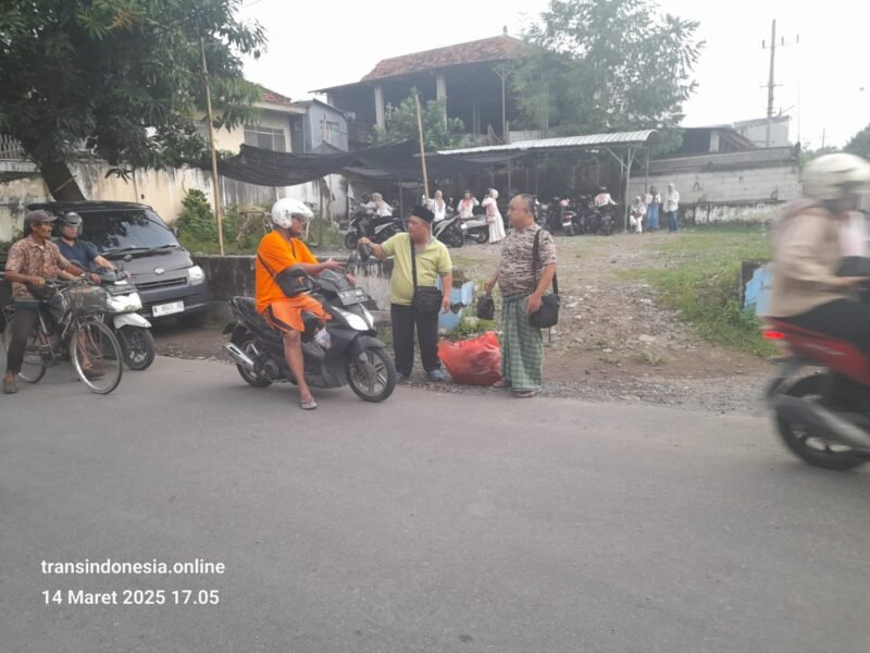 Berkah Ramadhan, Komunitas Wartawan Guyub Rukun Saklawase Bagikan Ratusan Takjil