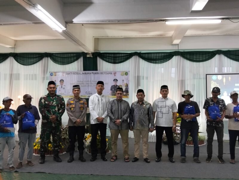 Kejari HST Gelar Buka Bersama dan Bagikan 150 Paket Sembako Ramadhan ke Pengayuh Becak