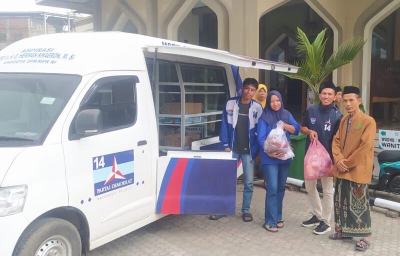 DPC Partai Demokrat Kabupaten Cirebon Bagikan Ratusan Takjil Bagi Pengguna Jalan