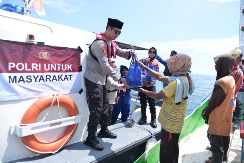 Pimpin Patroli Laut, Kapolres Situbondo Berbagi Bansos Ramadhan untuk Masyarakat, Nelayan