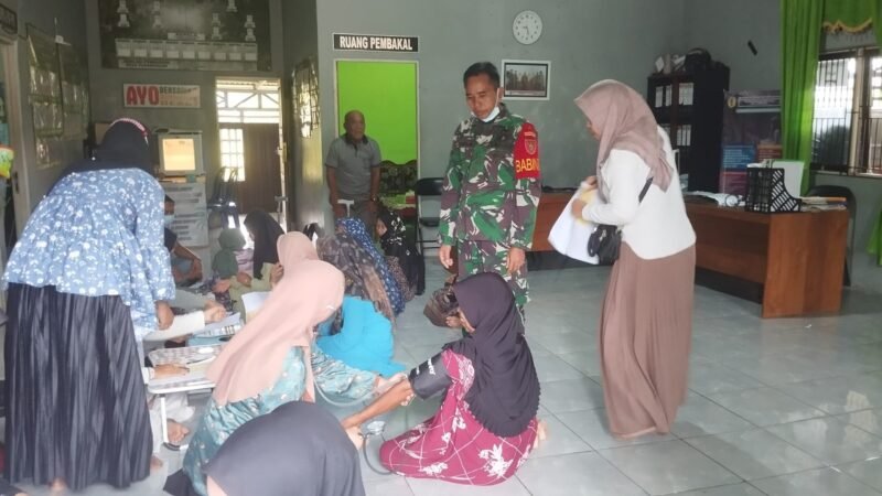 Babinsa Koramil 1002-08/Labuan Amas Utara Dampingi Posbindu Warga Binaan di Desa Kasarangan