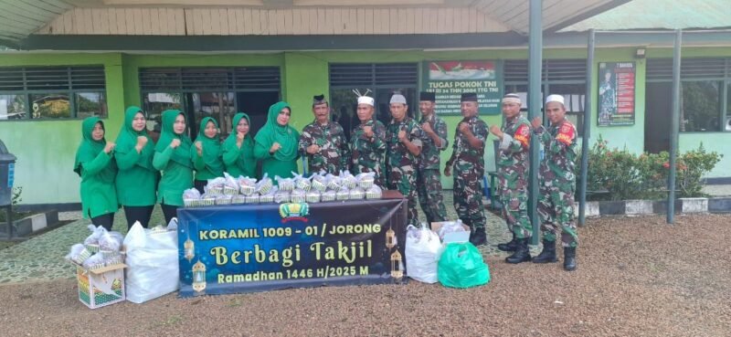 Hari Ini Personel Serta Persit Kodim 1009/Tla Bagikan Takjil Kepada Masyarakat Yang Melintas Di Depan Koramil 01/Jorong