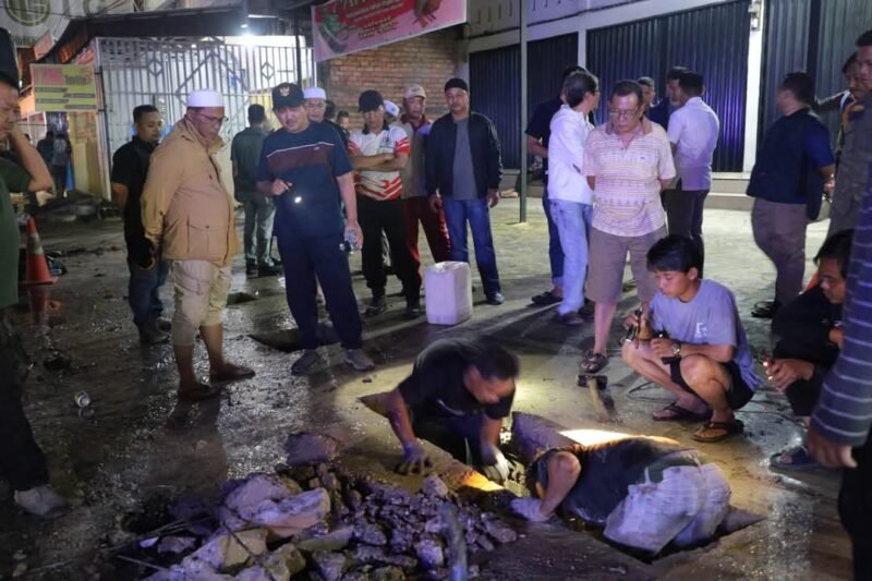 Bupati Drs, H,Anwar Sadat Pantau Pembersihan Drainase jalan pahlawan dan jalan Ki hajar Dewantara Kuala Tungkal