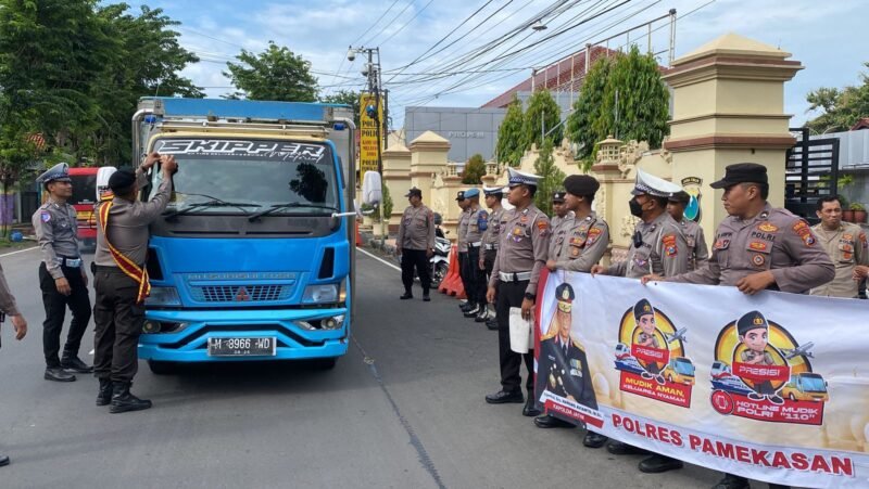 Polres Pamekasan Pasang Stiker