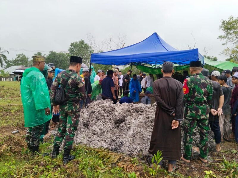 Ikut Berbelasungkawa Babinsa Temajuk Melayat Kerumah Warga Yang Meninggal