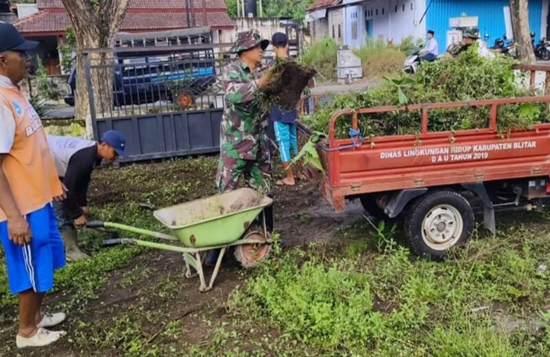 Semangat Gotong Royong, Babinsa Kebonduren dan Warga Bersihkan Lingkungan Desa