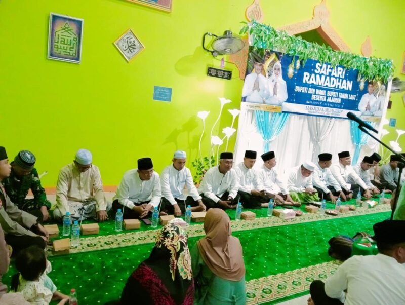 Personel Kodim 1009/Tanah Laut Mengikuti Safari Ramadhan Bupati Tanah Laut Di Masjid Al Muhajirin Desa Batu Mulia