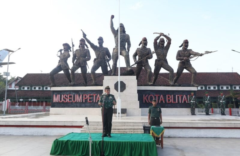 Pimpin Upacara Bendera 17-an Bulan Maret 2025 Dandim 0808/Blitar Bacakan Amanat Pangdam V/ Brawijaya