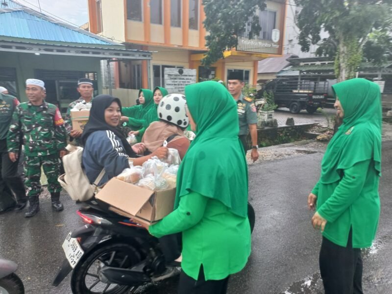 TNI Dekat dengan Rakyat, Kodim 1002/HST Bagi Takjil untuk Pengguna Jalan