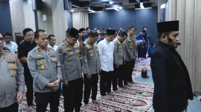 Bentuk Kepedulian, Jajaran Polri Gelar Salat Ghaib Untuk Anggota yang Gugur