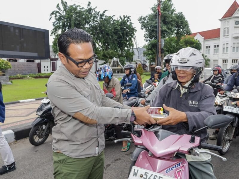 Berkah Ramadan Kapolrestabes Surabaya Bagi 300 Paket Takjil ke Masyarakat