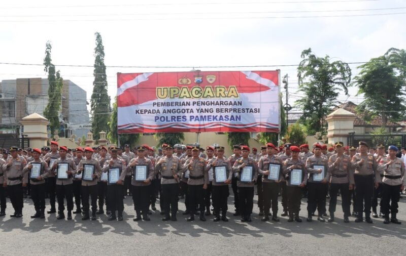 Berantas Peredaran Narkoba, Kapolres Pamekasan Berikan Penghargaan Kepada 29 Personel Polri