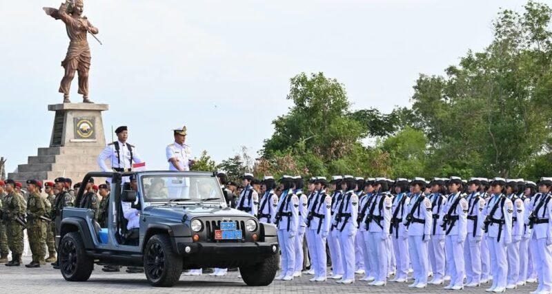 Komandan Bersama Prajurit Yonmarhanlan IV Ikuti Upacara Serah Terima Jabatan Panglima Koarmada