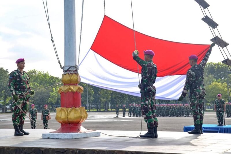 Prajurit Yonif 1 Marinir Ikuti Upacara Pengibaran Bendera 17-An