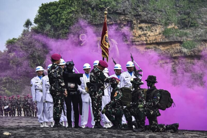 320 PRAJURIT MUDA RESMI SANDANG BARET UNGU KORPS MARINIR