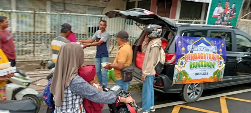 Ramadhan 1446 H, Cv. Melangkah Maju Bagikan Ratusan Paket Takjil