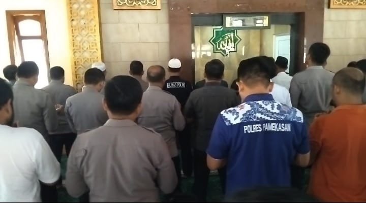 Polres Pamekasan Melaksanakan Sholat Ghaib, Bentuk Penghormatan Kepada 3 Personel Polri Yang Gugur Dalam Tugas