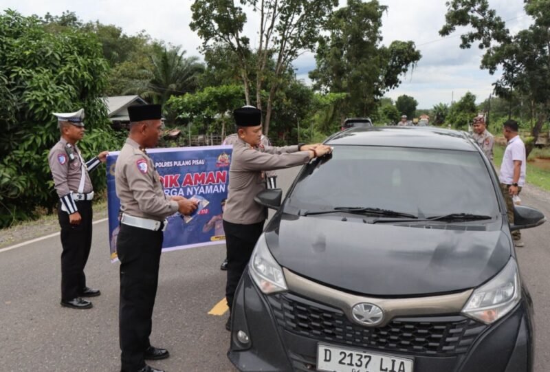 Kapolres Pulang Pisau Sosialisasikan Tagline Mudik Aman Keluarga Nyaman, Berbagi Takjil