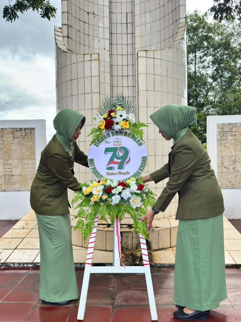 Ketua Persit KCK Cabang XXXII Dim 1009 Koorcab Rem 101 PD VI/Mulawarman Pimpin Ziarah Rombongan HUT Persit Ke-79