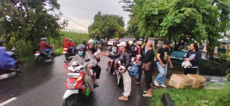 Rekan-Rekan Media Bagikan Takjil di Jalan Seimbang