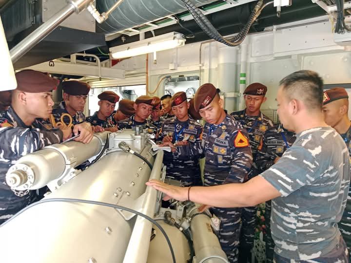 AAL Siapkan Perwira Laut Masa Depan: Taruna AAL Latih Kesenjataan di KRI