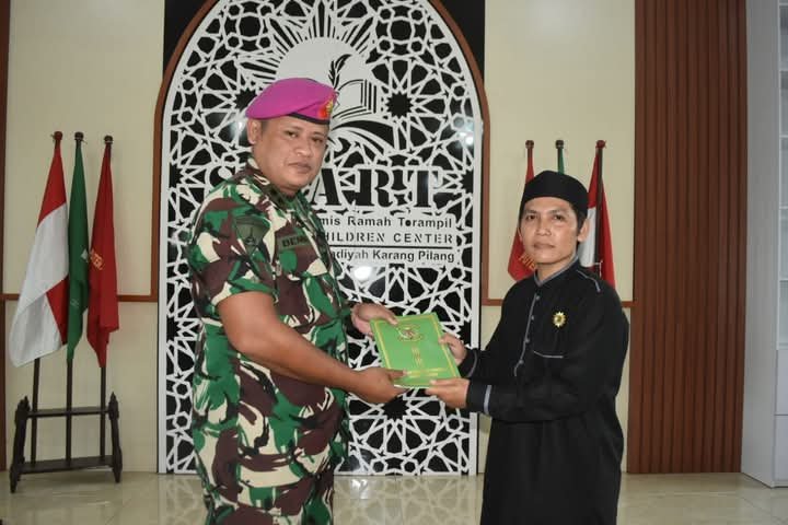 Menbanpur 2 Marinir Berbagi Kebahagiaan di Bulan Suci Ramadhan bersama Anak Yatim