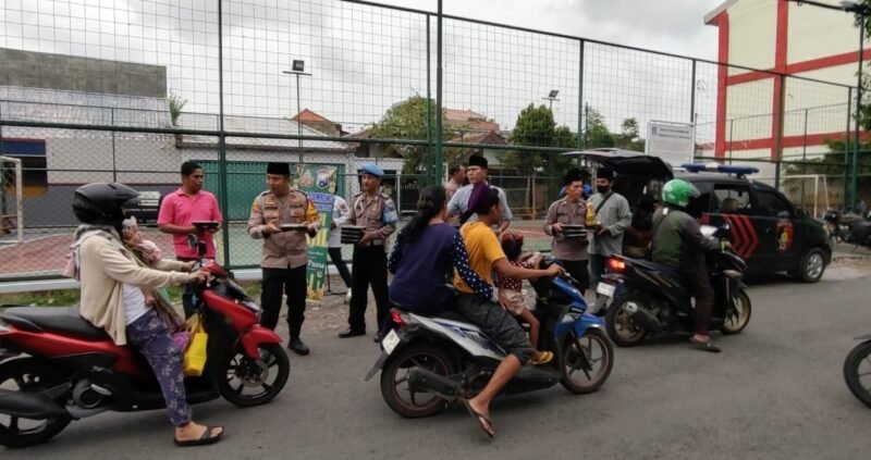 Ramadan penuh Berkah Polsek Asemrowo Bagikan Takjil ke Warga di Surabaya