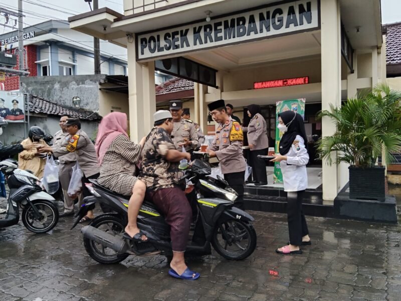 Polsek Krembangan Bagikan 150 Paket Takjil ke Warga dan Tukang Becak di Surabaya