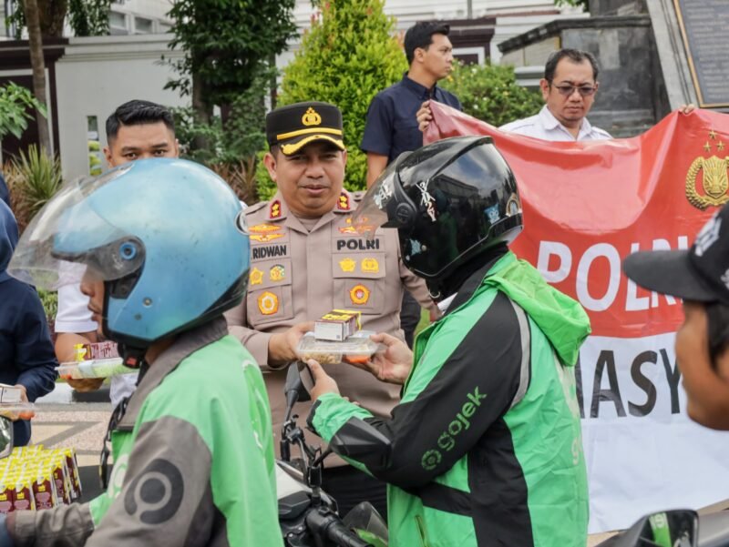 Berkah Ramadan Kapolrestabes Surabaya Bagikan 300 Paket Takjil