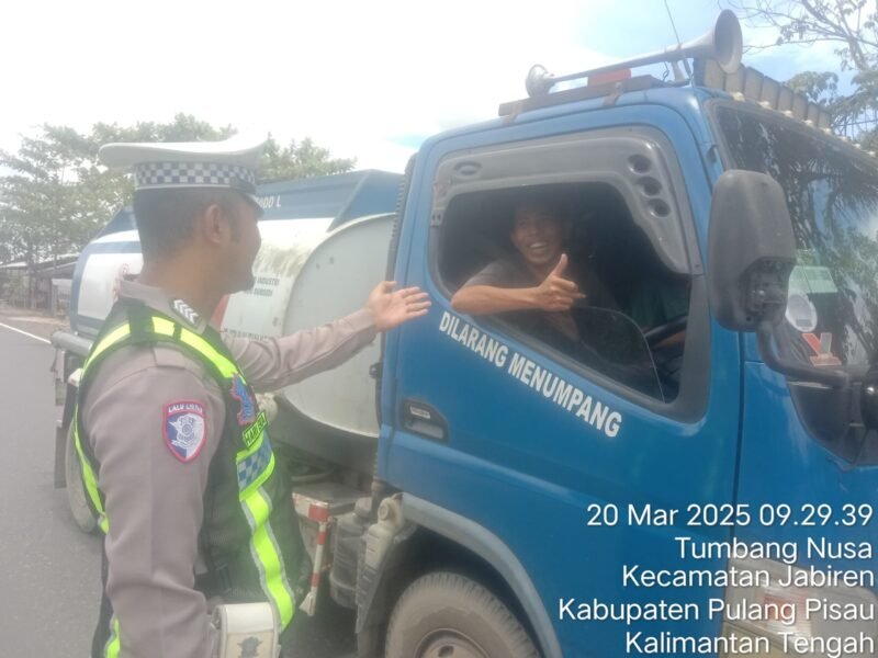 Anggota Satlantas Polres Pulang Pisau Memberi Teguran Kepada Pengemudi Truk Tangki