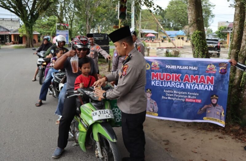 Kapolres Pulang Pisau, Bagi Takjil Gratis Sembari Sampaikan Imbauan Keselamatan Dalam Mudik 2025