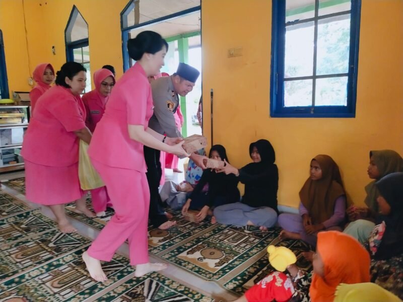 Kapolsek Kahayan Tengah dan Bhayangkari Berbagi Takjil: Buka Puasa Bersama Warga dan Anak Pengajian