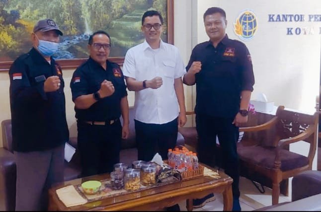 Foto: Baju putih Kepala BPN Batu,Nasep Vandi Sulistiyo, S.ST. Kanan Ketua GRIB JaYA Batu, Suliono, SH,MKn.Kiri Bagian Humas GRIB Heru Iswanto