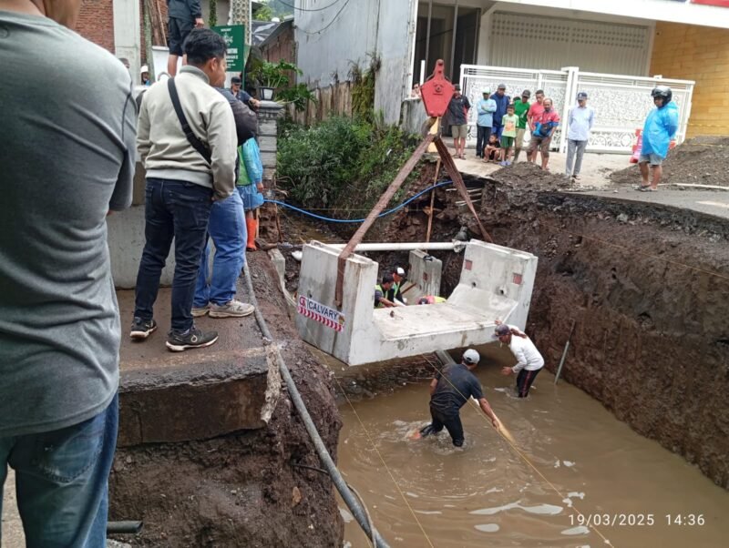 Foto: Pembangunan Jembatan Suropati Di Pesangrahan Kecamatan Batu hampir total selesai.