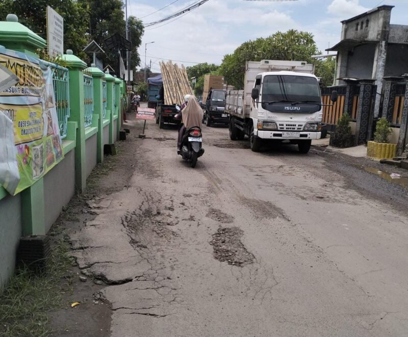 Jalan Desa Prasung, Sidoarjo Rusak Parah, Akibat Dam Truck, Pengurukan Perumahan
