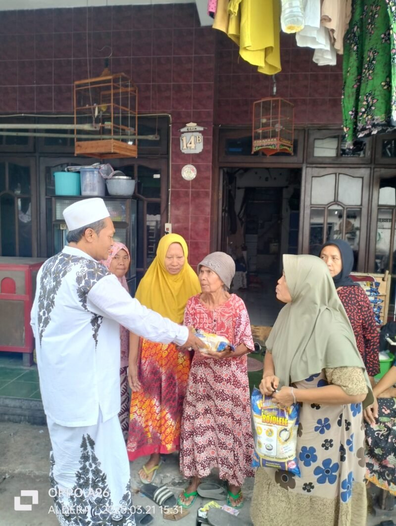 Keluarga Besar H. Niman Berbagi Beras untuk Kaum Dhuafa di Bulan Suci Ramadan