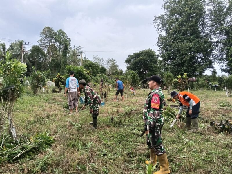 Gotong Royong Bersihkan Makam, Wujud Sinergi TNI dan Masyarakat