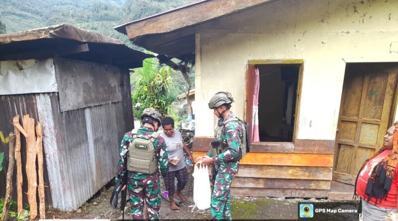 Bantu Ringankan Warga, Satgas Yonif 611/Awl Berbagi Makanan Melalui Jum’at Berkah