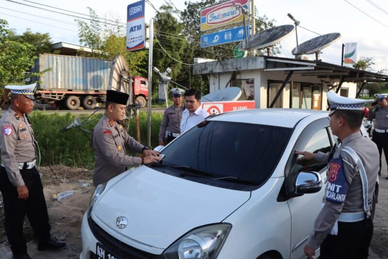 Kapolres Pulang Pisau Bagi Takjil, Sosialisasi Tagline Mudik Aman Keluarga Nyaman