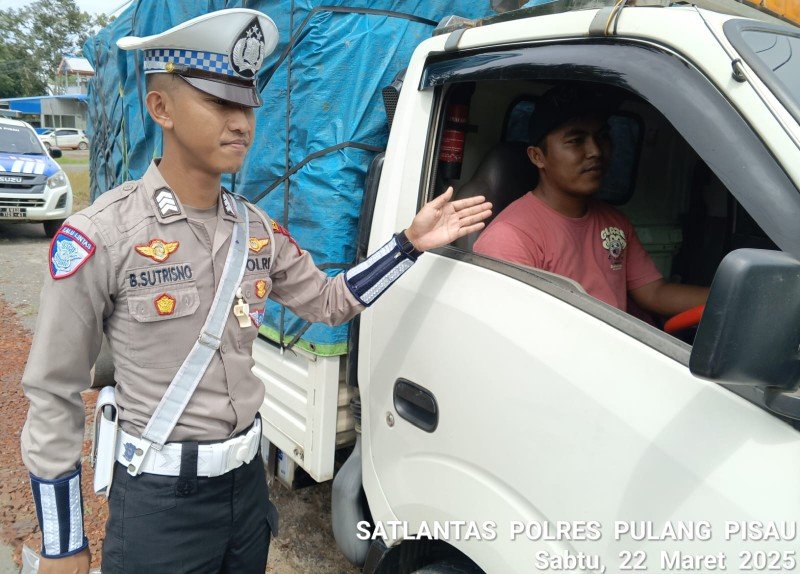 Anggota Satlantas Polres Pulang Pisau Memberi Teguran Kepada Pengemudi Sabuk Pengaman dengan baik