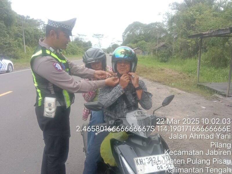 Satlantas Polres Pulang Pisau Sosialisasi Penggunaan Helm dengan Benar