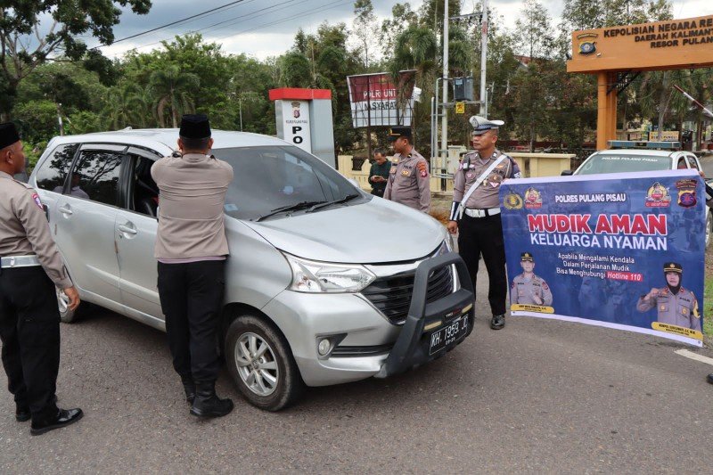 Kapolres Pulang Pisau Bagi Takjil dan Imbau Keselamatan Mudik 2025