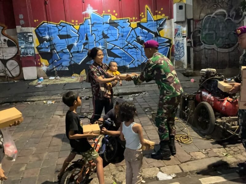 Dalam Suasana Ramadan Prajurit Yonmarhanlan III Bagikan Makanan Sahur Siap Saji kepada Tuna Wisma