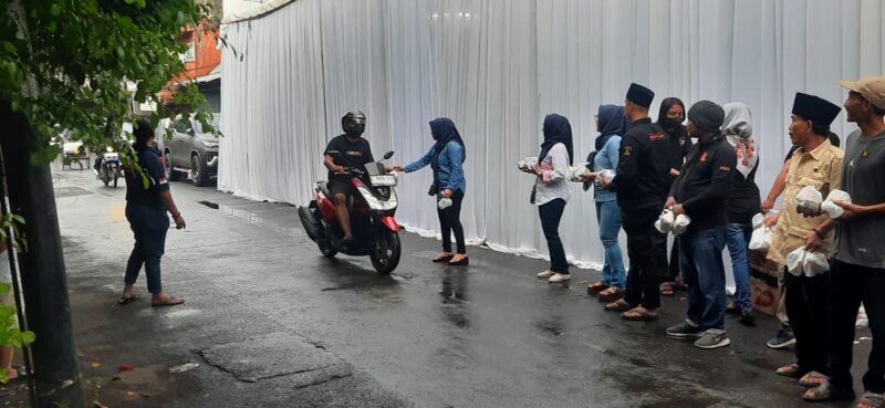 Kantor Hukum D.Firmansyah, SH & Partner Berbagi Takjil dan Santunan untuk Anak Yatim dan Masyarakat
