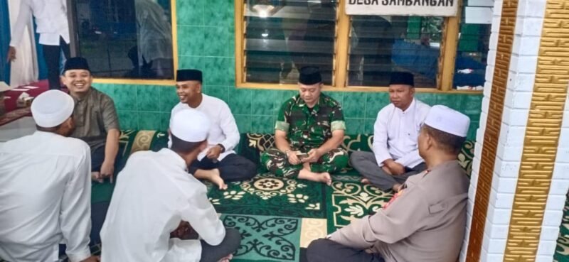 Pererat Silaturahmi Bulan Suci Ramadhan Personel Kodim 1009/Tanah Laut Buka Bersama Masyarakat Di Desa Binaan