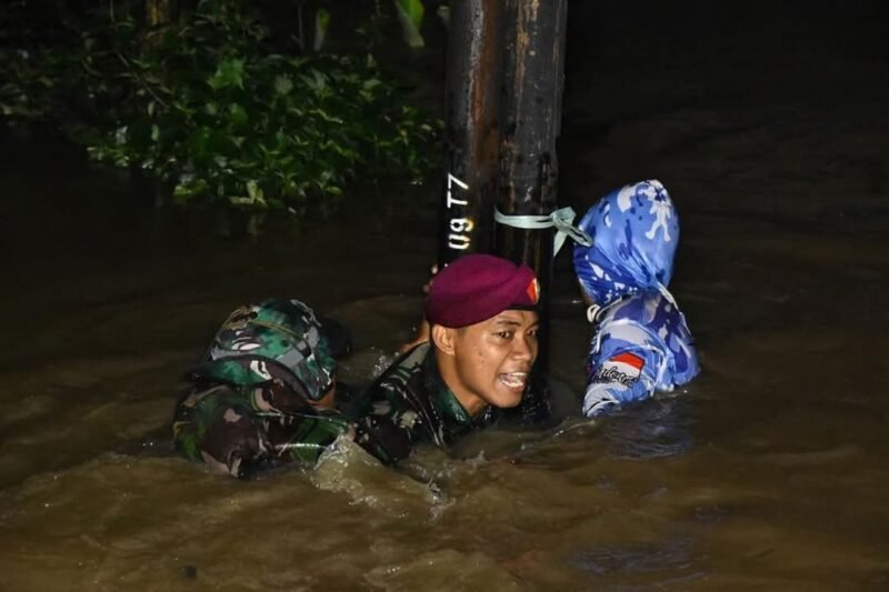 Prajurit Yonmarhanlan VIII Bitung, Membantu Evakuasi Warga yang Terjebak Banjir