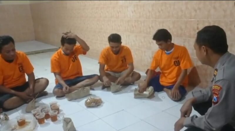 Momen Kebersamaan: Polsek Krembangan Gelar Buka Bersama Tahanan