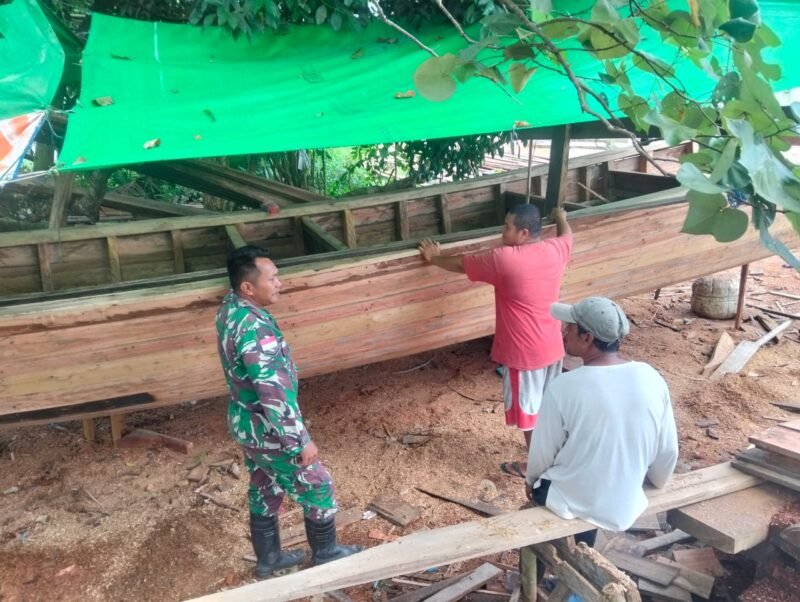 Bangun Kemitraan Babinsa Koramil 08/Paloh Laksanakan Komsos Dengan Warga Pembuat Perahu